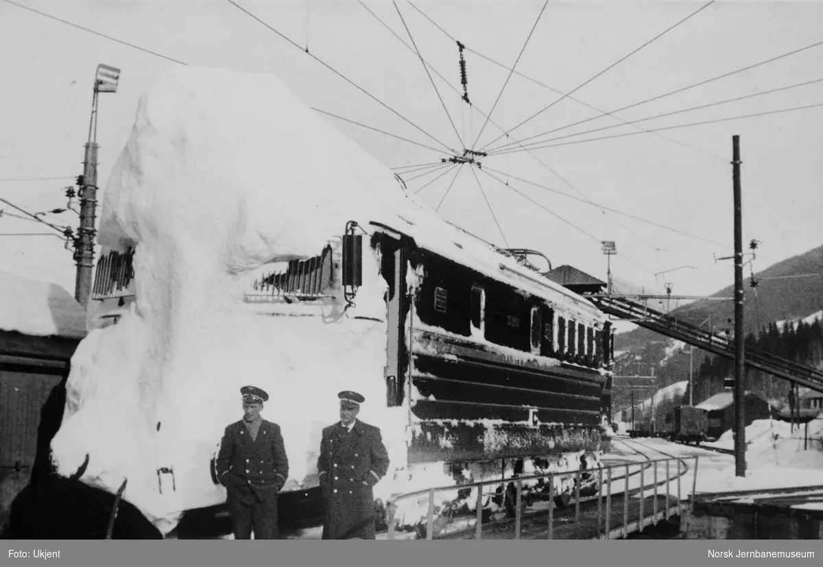 Et nedsnødd elektrisk lokomotiv El 13 nr. 2158 på Ål stasjon med lokpersonalet