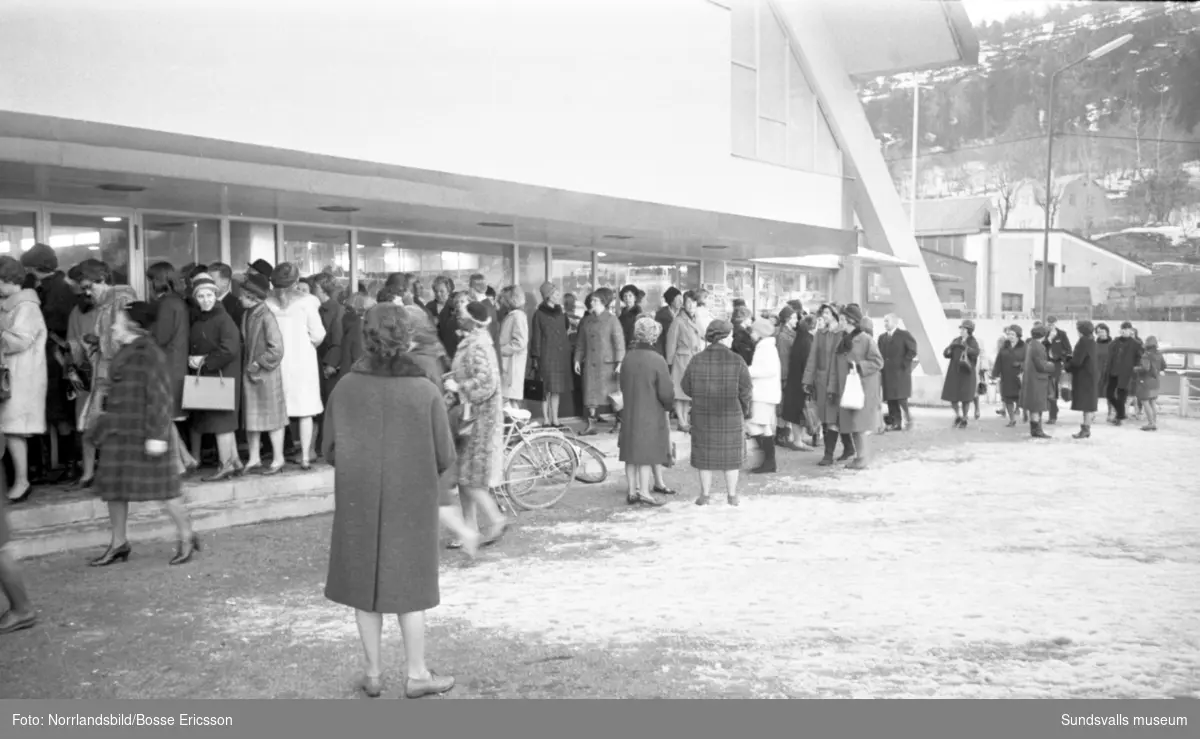 Modegala på Sporthallen med Burmans, Malmströms, Sillerströms och Salong Lilie. Lasse Lönndahl och Raili Bergseije med barnen.