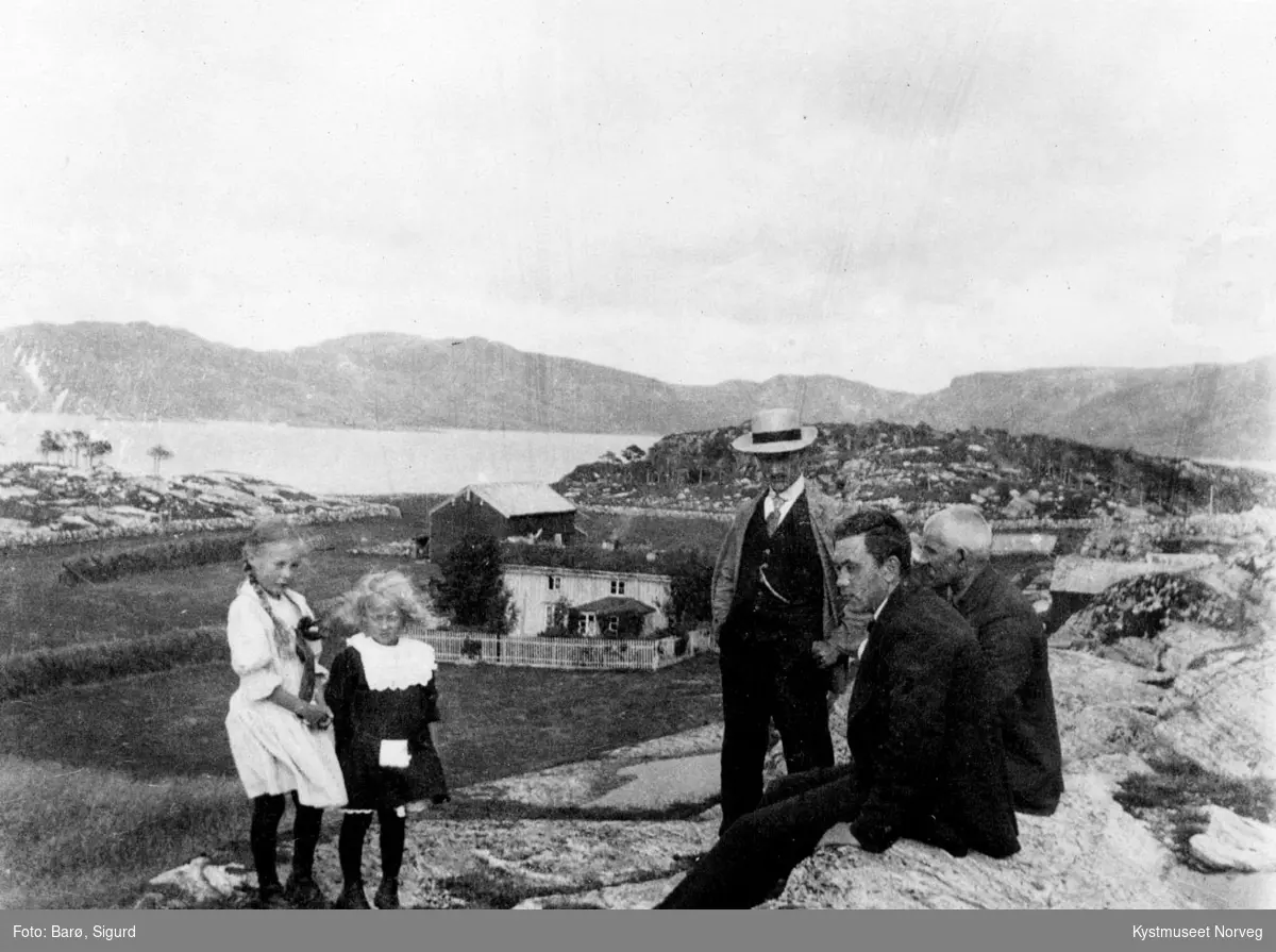 Fra venstre: Asbjørg Olsen Kristiansen, Margit Waldersløff, Olaf Waldersløff og Sverre Nilsen Jensen på Barøya i Flatanger