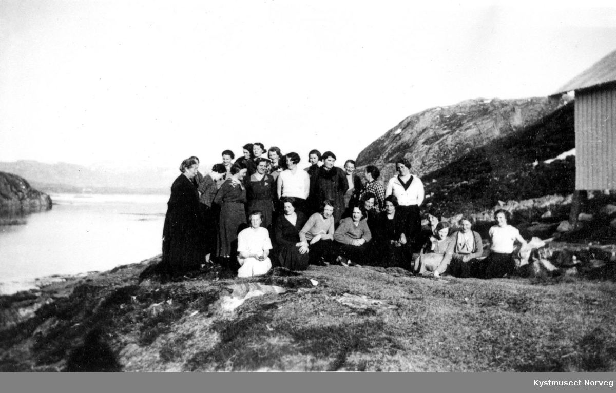 Ukjent forsamling ved sjøen i Flatanger