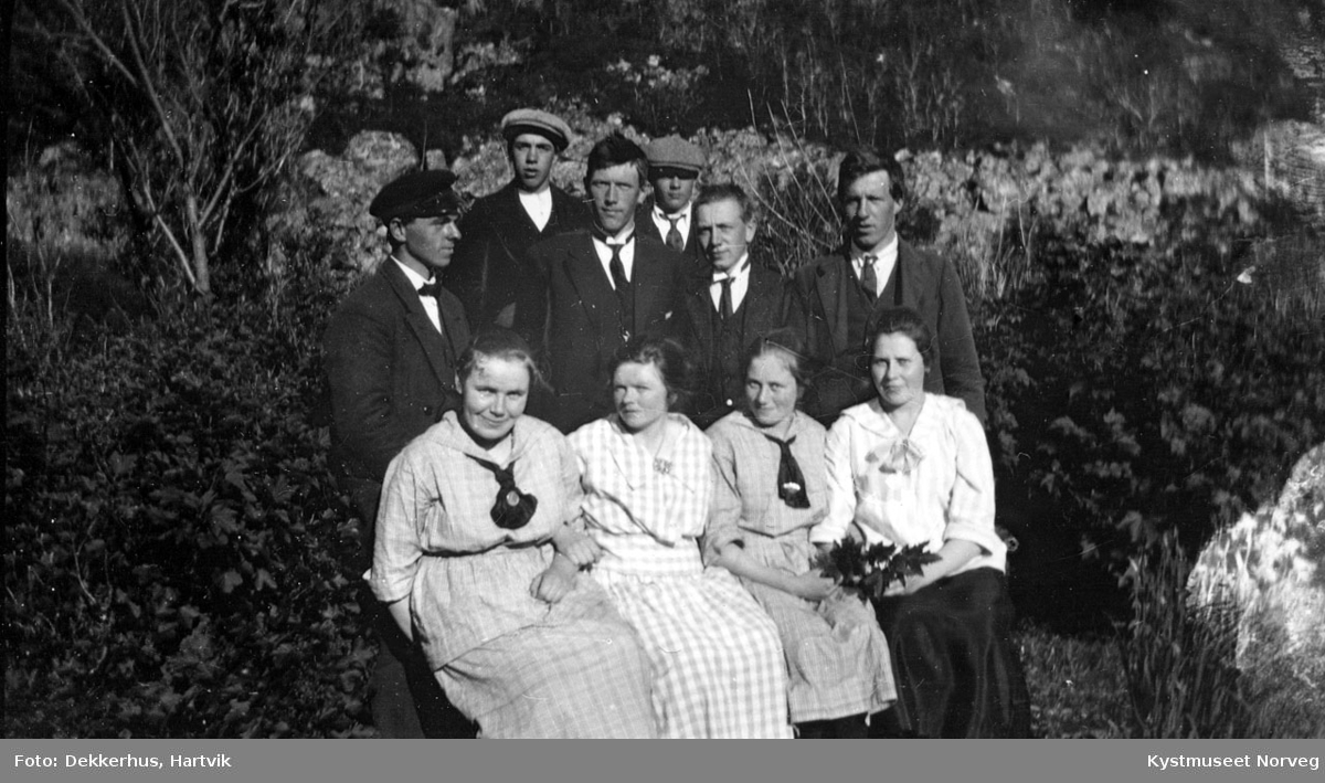 Foran fra venstre: Kristianna, Valborg, Johanna Ingeborg Ofstad. Bak fra venstre: Einar, 
Haldor, Hans, ukjent, Aksel Ofstad og Hartvik Dekkerhus