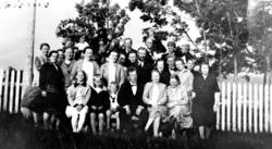 Eli og Vilhem Skreddernes` bryllupsgjester. Foran til venstr