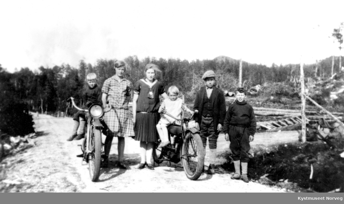 Fra venstre: Kollbjørn Wassås, Helga Wennevik Wassås, Gerd Hammer Lauten, Brynhild Wassås, Hjørund Moen og Oddmund Wassås på småbruket Svanås i Nærøy kommune
