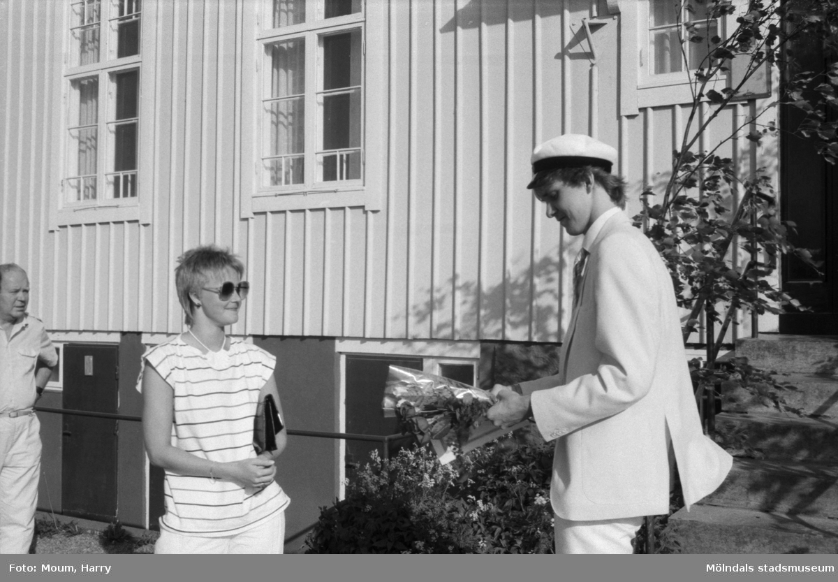 Finska studenten Juka Hatunen får stipendium vid finska föreningens klubbhus i Lindome, år 1984.

För mer information om bilden se under tilläggsinformation.