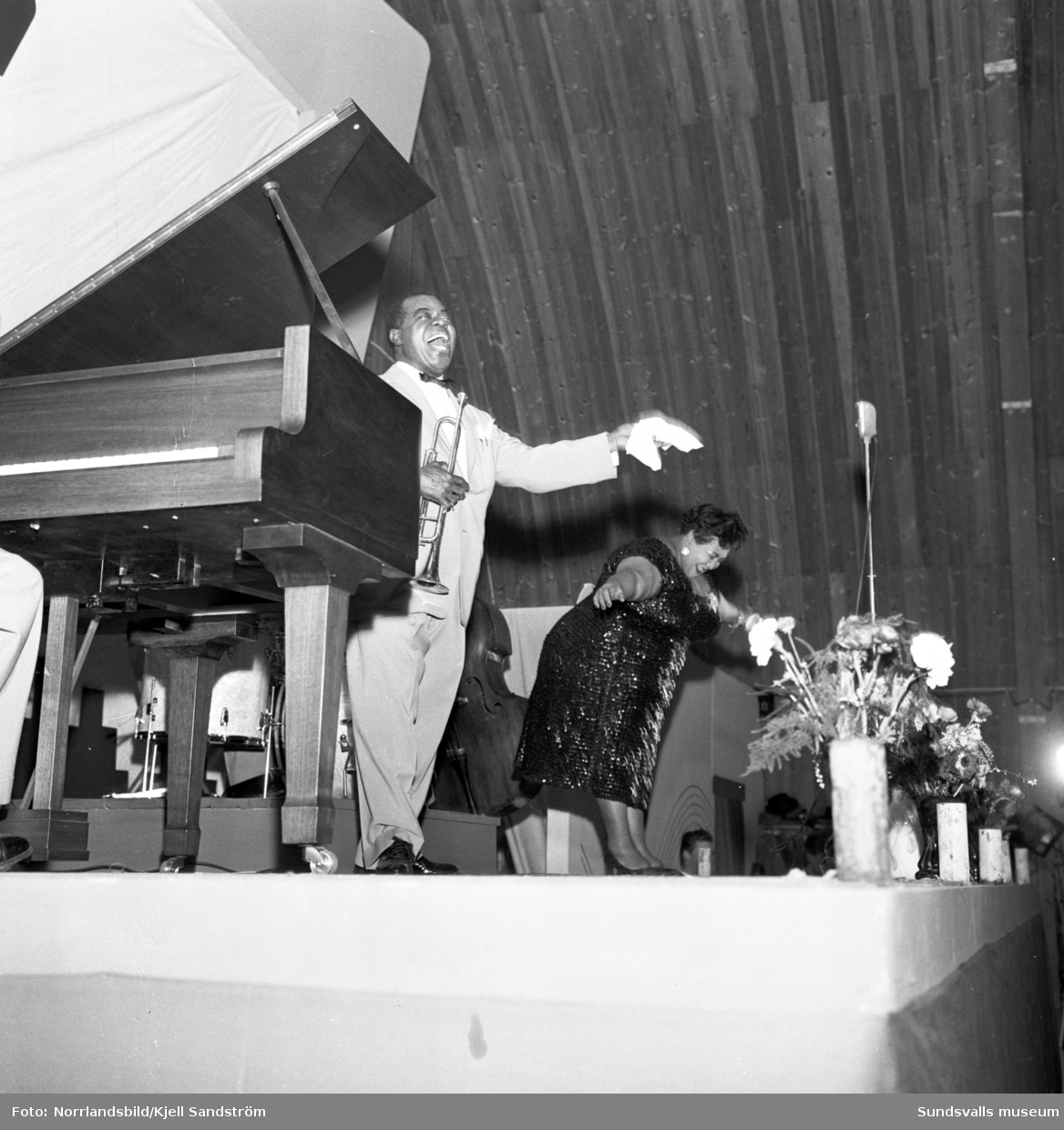 Louis Armstrong uppträdde i pjäshallen på LV5 i bister vinterkyla och dåligt uppvärmd lokal. 3600 påpälsade personer såg världsstjärnan hålla ångan uppe och han lämnade scenen i bara skjortärmarna då de två föreställningarna var över.
