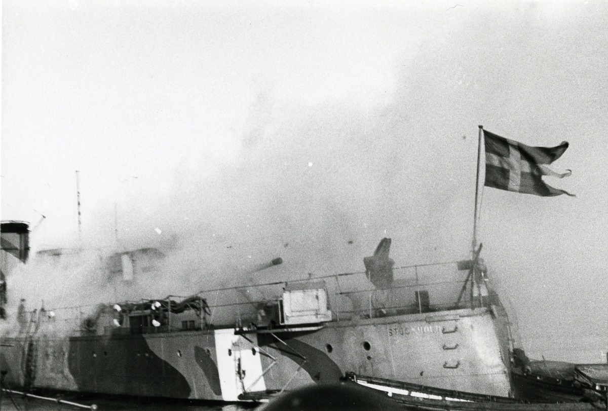 Foto visande akterskeppet på jagaren Stockholm (6) under en eldsläckningsövning.