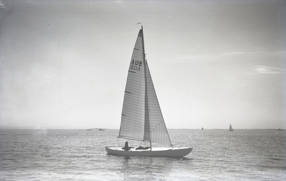 Seilbåter i regatta. 19,5 kvm spissgatter 'Vesle-Kuling' under landsregattaen i 1936