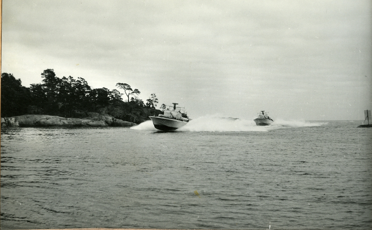Motortorpedbåtarna T 35 och T 38 i full fart genom sund.