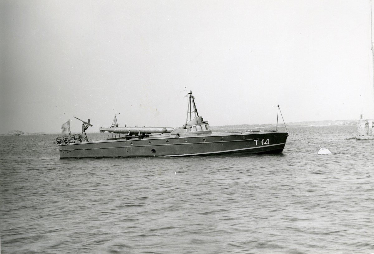 Torpedbåten T 14 förtöjd vid boj.