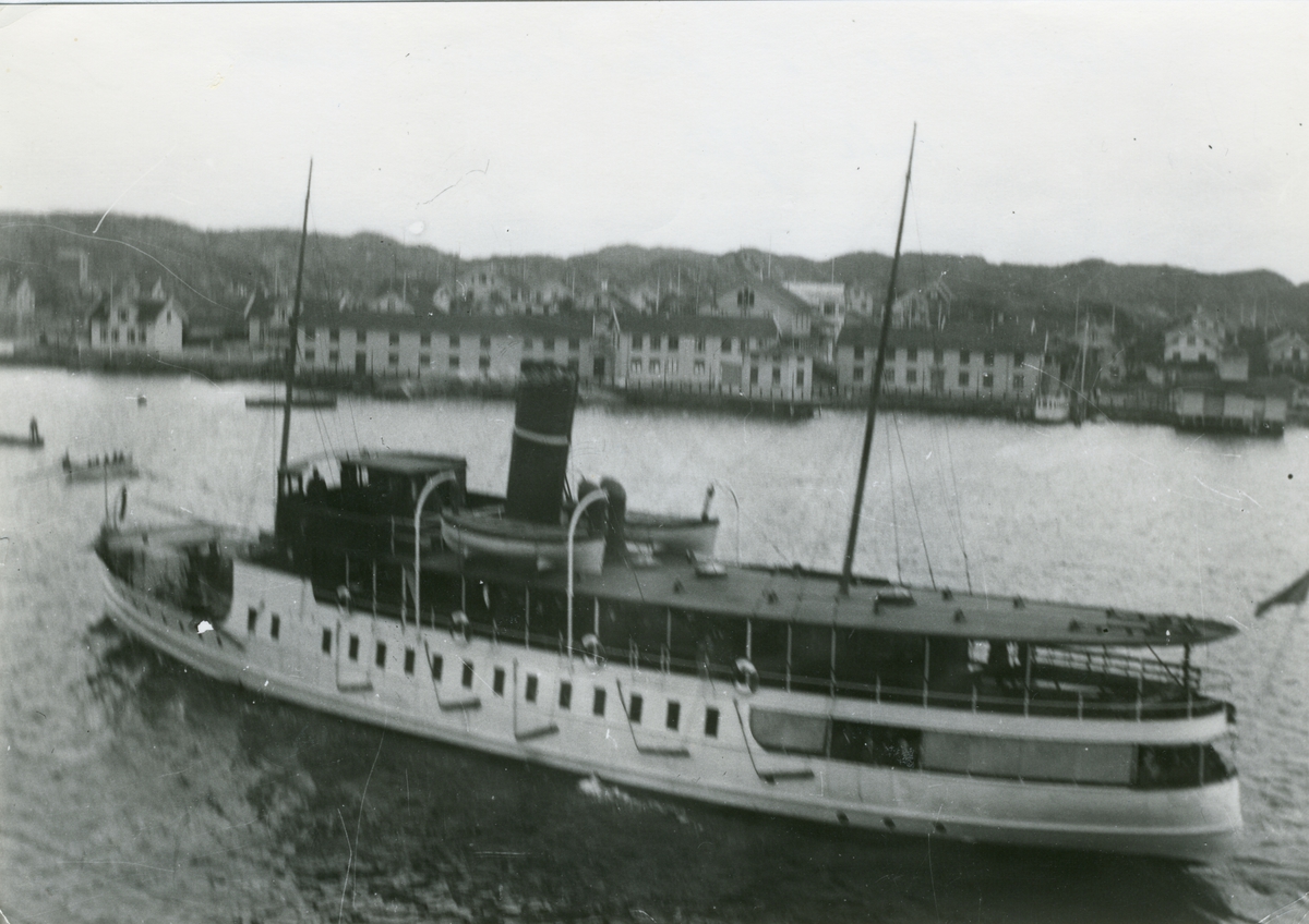 Passagerarångfartyget  BOHUSLÄN av Marstrand i Marstrands hamn 1921.