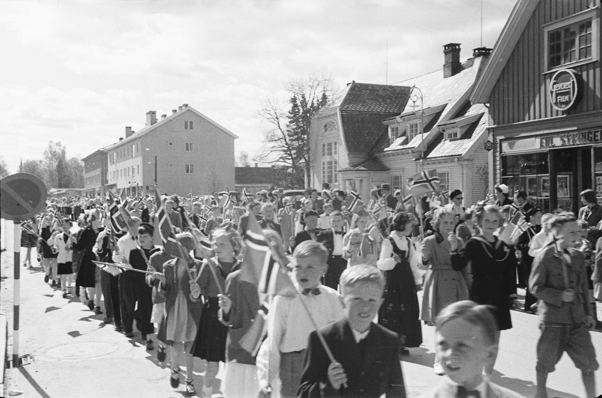 17. mai. Elverum. 
 1954. 
 Folketog, Storgata. 