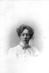 Studioportrett av Magdalene Norman i halvfigur. Bildet er vi