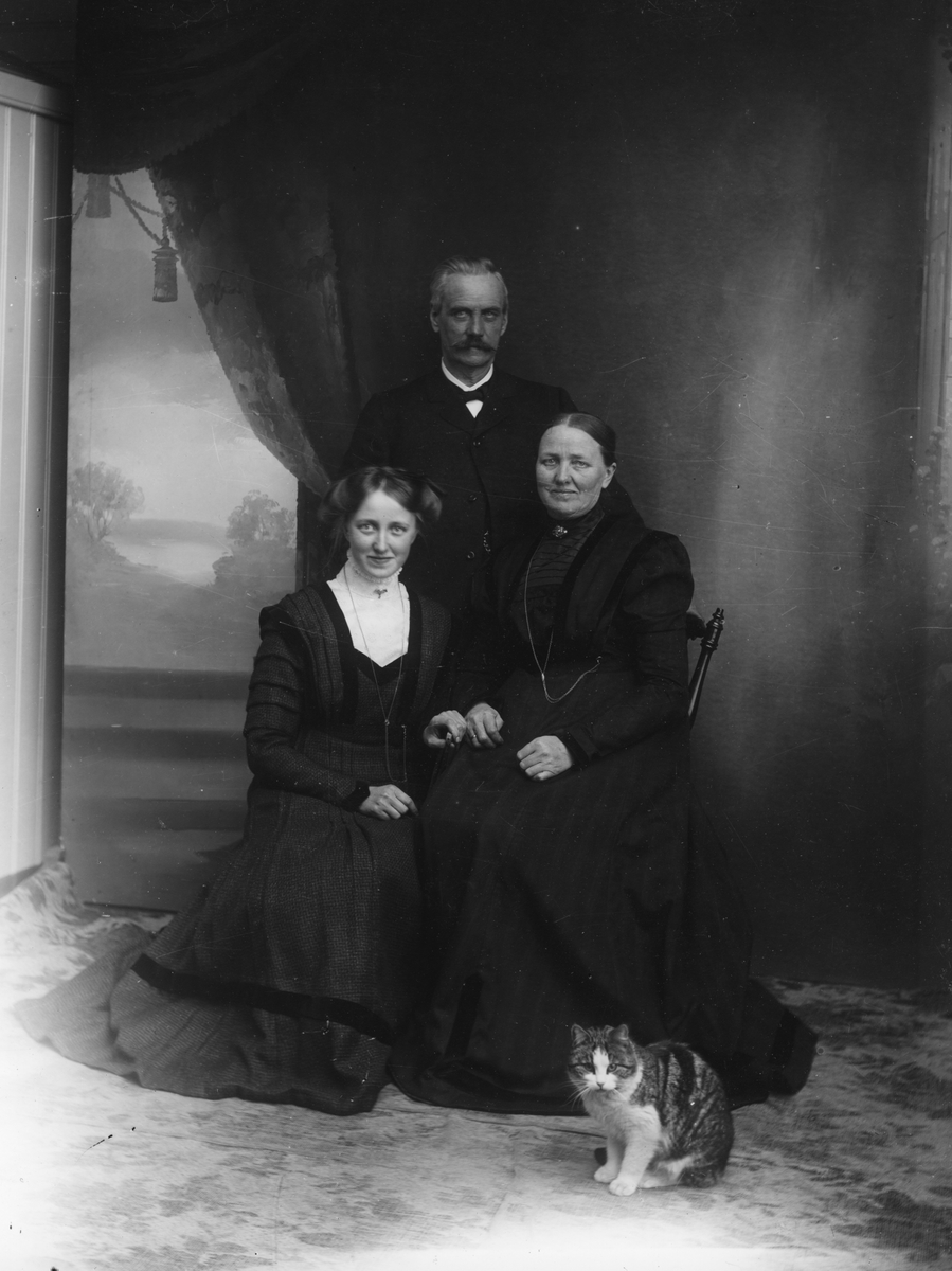 Martha Almes mor, far og søster