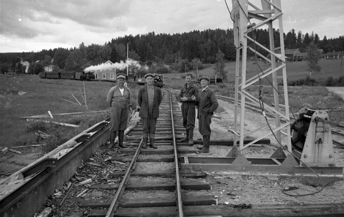 Tømmerfløtere ved losseanlegget for tømmer på Skulerud brygge.