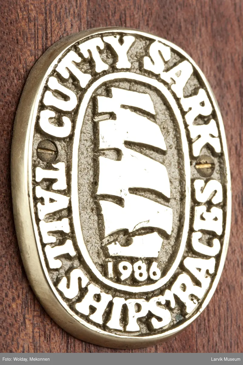 Messingplakett for Cutty Sark på treplate, emblem CSTSR 1986