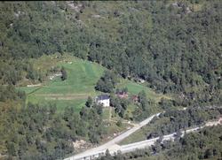 Gårdsbruk som ligger like sør for Tortenåsen. Gården heter L