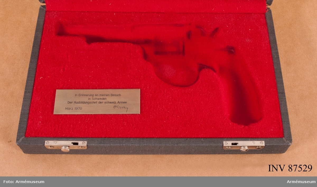 Schweizisk revolver i svart schatull klätt med röd sammet, med tillhörande skruvvektyg.