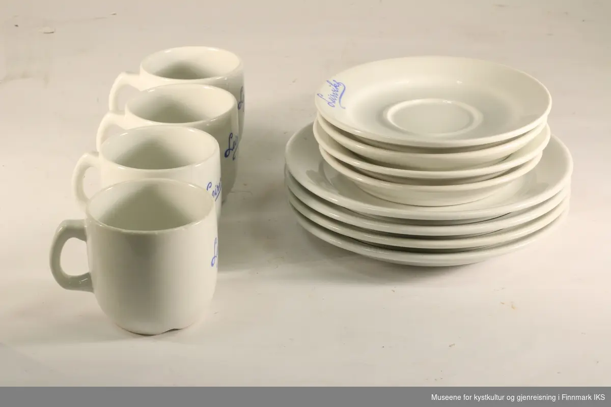 4 sett kaféservise (totalt 12 deler) i hvitt porselen, består av kaffekopp, tefat og asjett. Påført logo "Leirviks" i blå kursiv. Produsert av Porsgrunn Porselen. Trolig 70-talls.