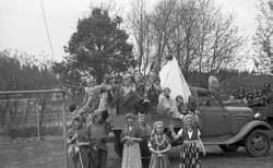 Barnas dag, Levanger, utkledde jenter  på en lastebil.