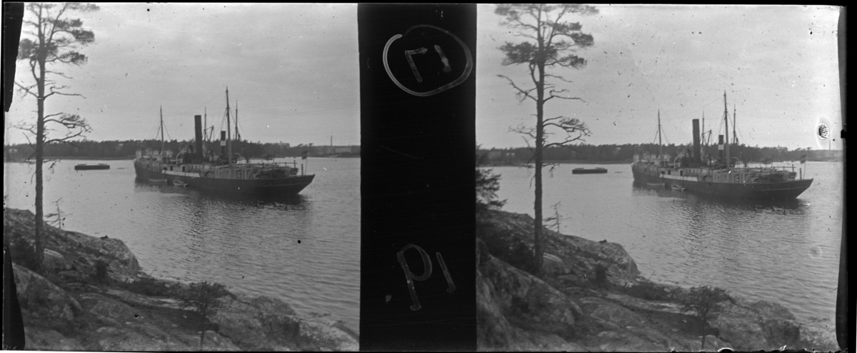 'Bildtext: ''''Söderhamn'', efter torpedering, och ''Poseidon''''. :: Vy med stor båt, fartyg. ::  :: Ingår i serie med fotonr. 5255:1-18, se även hela serien med fotonr. 5237-5267.'