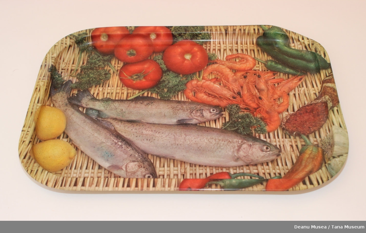 Serveringsbrett av metall. Motiv av fisk, reker og grønnsaker.