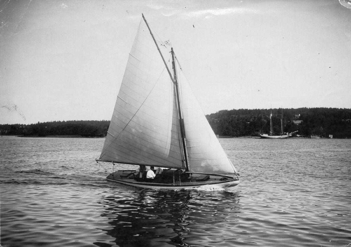 "Bibb, en af K.S.S.S.:s utlottningsbåtar 1906."
"E. Salander foto"