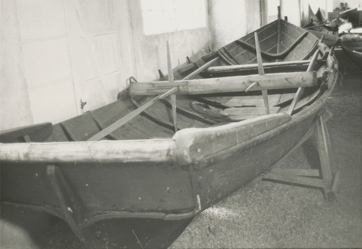 Motiv av en notbåt fra ei tidligere utstilling i båthallene ved Sunnmøre Museum.