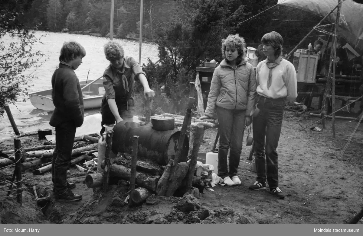 Annestorpsdalens scoutkårs läger vid Djursjön i Lindome, år 1983. "Att själv fixa maten ingick i programmet för scouterna vid det traditionella lägret vid Djursjön."

För mer information om bilden se under tilläggsinformation.