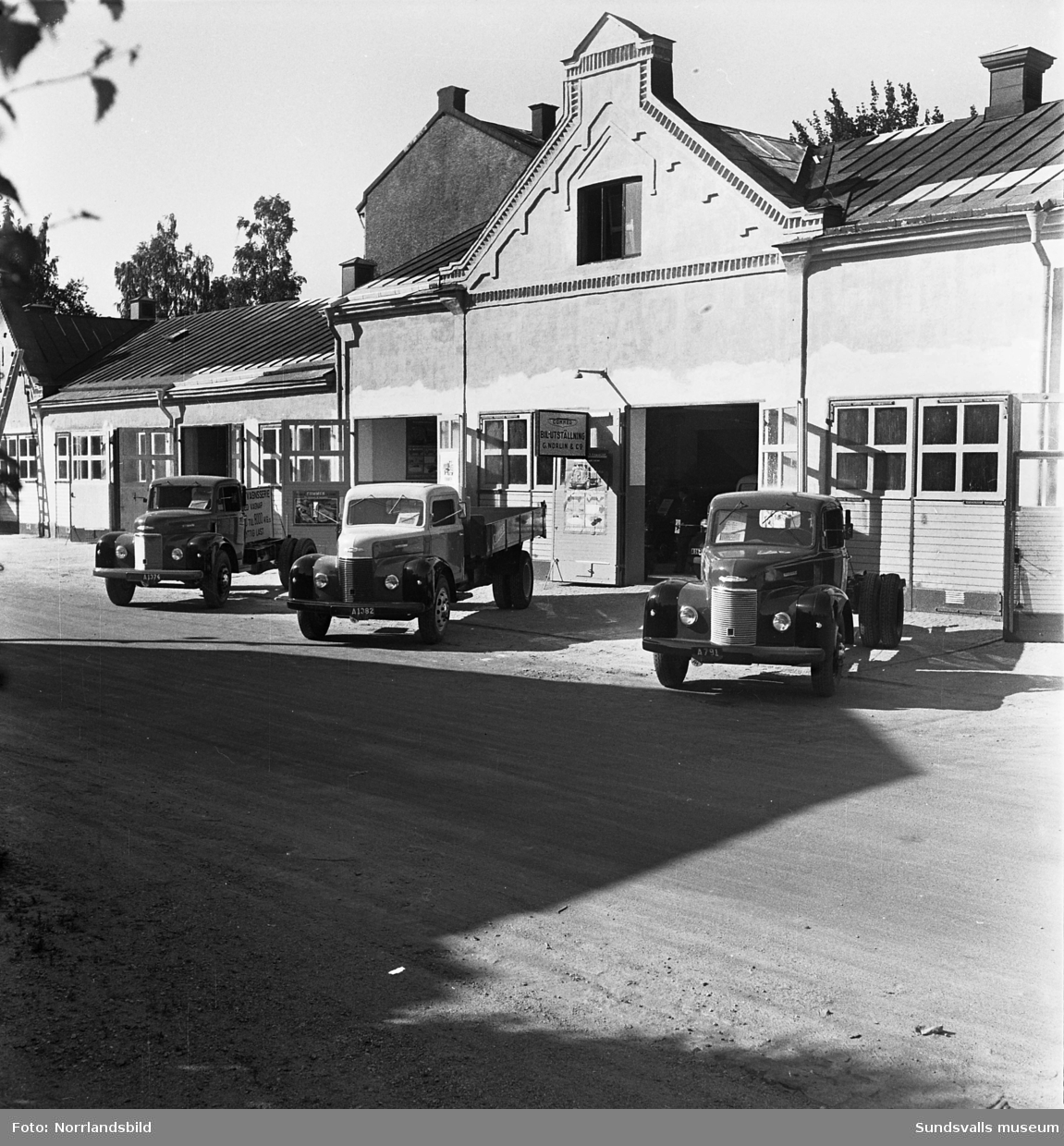 Commer Car lastbilar och skåpbilar visas vid G. Norlin&Co vid Östra Långgatan. Allas Motor-verkstad.