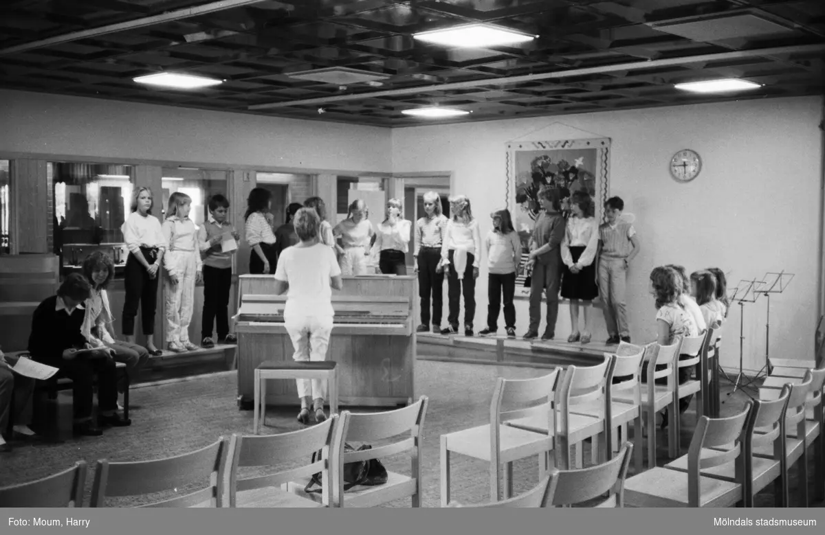 Vårkonsert på Ekenskolan i Kållered, år 1983.

För mer information om bilden se under tilläggsinformation.