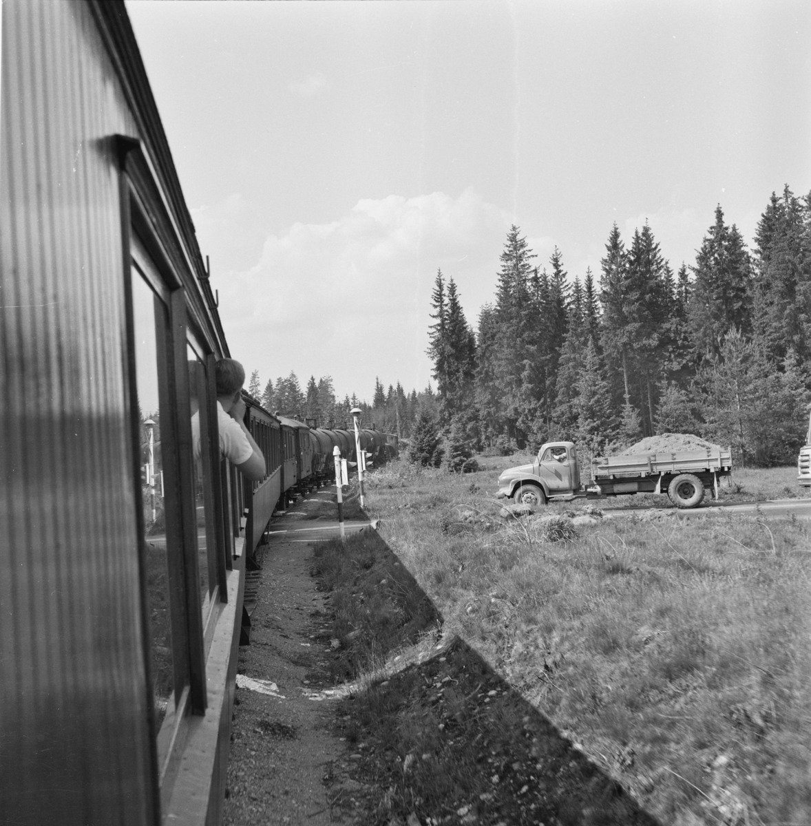 Transport av museumsmateriell mellom Hauerseter og Gardermoen. Vognene ble tatt ut for bevaring av A/L Hølandsbanen i 1968 og lagret midlertidig på militært område på Gardermoen.
