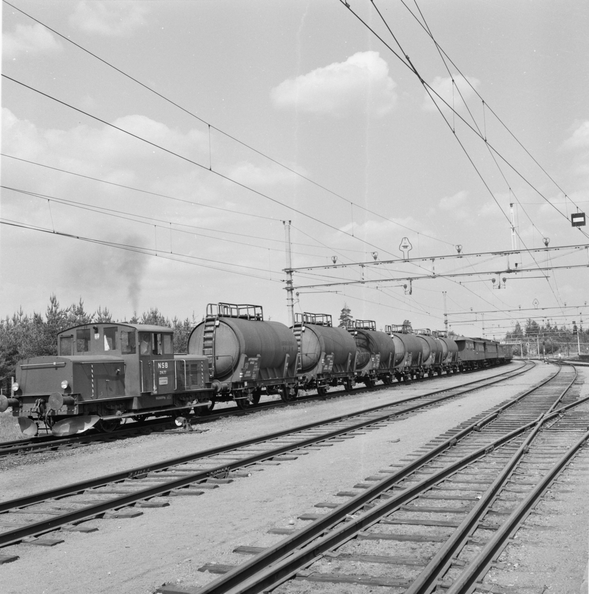 Transport av museumsmateriell fra Hauerseter til Gardermoen. Vognene ble tatt ut for bevaring av A/L Hølandsbanen i 1968 og lagret midlertidig på militært område på Gardermoen.