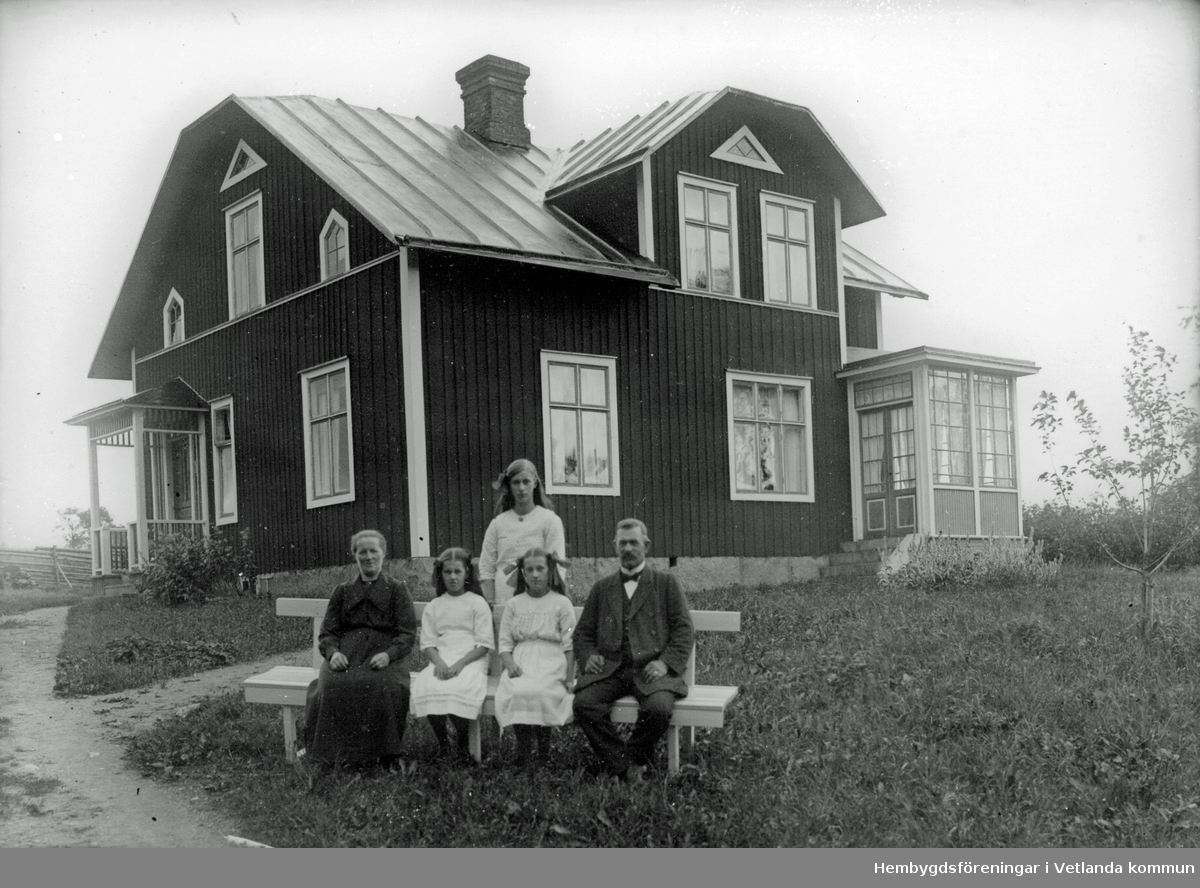 Salvaryd, familjen Andersson, döttrarna heter Vanja, Alice och Elvira.