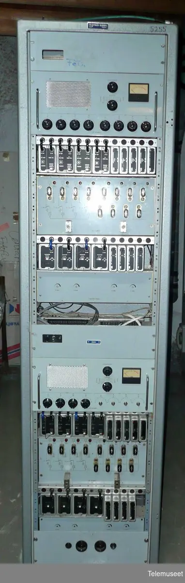 Carrier equipment used for transmission of 21 sound channel over a Radiolink. Each sonded channel is frequency modn lated with the LF sound input signal (When transmitted over a Radiolink, there will bed deuble FM) Combiner and seperator for connection to-and-from the radiolink is included in the equipment.
Techn data: Subcarrer frequencier: CHI: 2,0 mhz CH2: 2,5 mhz CH3: 3,2 mhz CH4: 3,7mhz.
Modulation: FM
Dev of sub carrier: 60 khz rms IF bandwidth: 30 hz-15khz (+- 0,5db) IF input level: 9dBm (+-3dB)
IF output level: +9dBm (+-3db) LF Impedance: Inp:600ohm out: 30ohm Distorition atten.40db 30hz - 100Hz 10kHz-15kHz atten. 40dB 100Hz-10Hz Power 230volt AC approx 30W