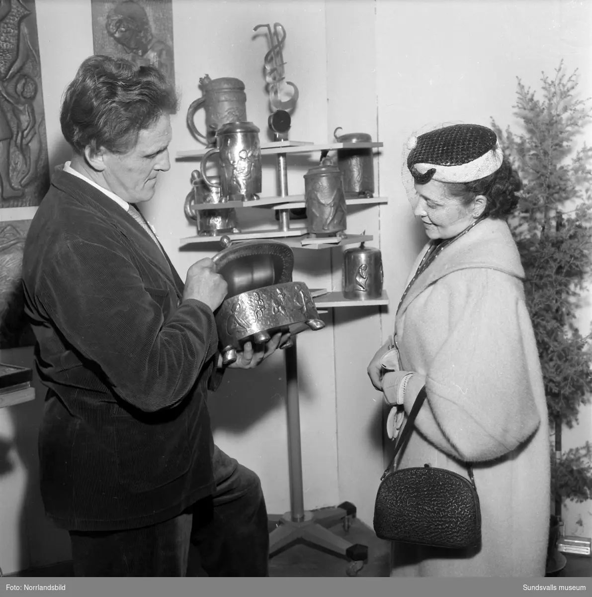 Konstnären Harry Ekelunds monter på Sundsvallsmässan 1954.