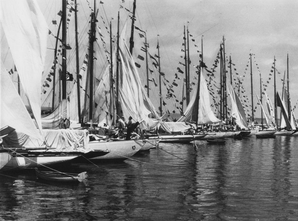 Gotland runt-seglingen 1937. Segeljakter i Visby hamn.