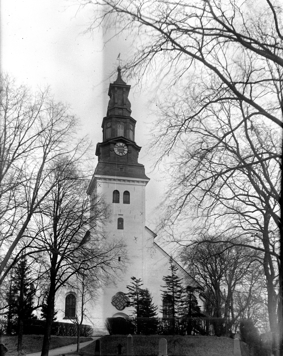 Kyrkan exteriör från V. (1) Fotograf: KJ Österberg.