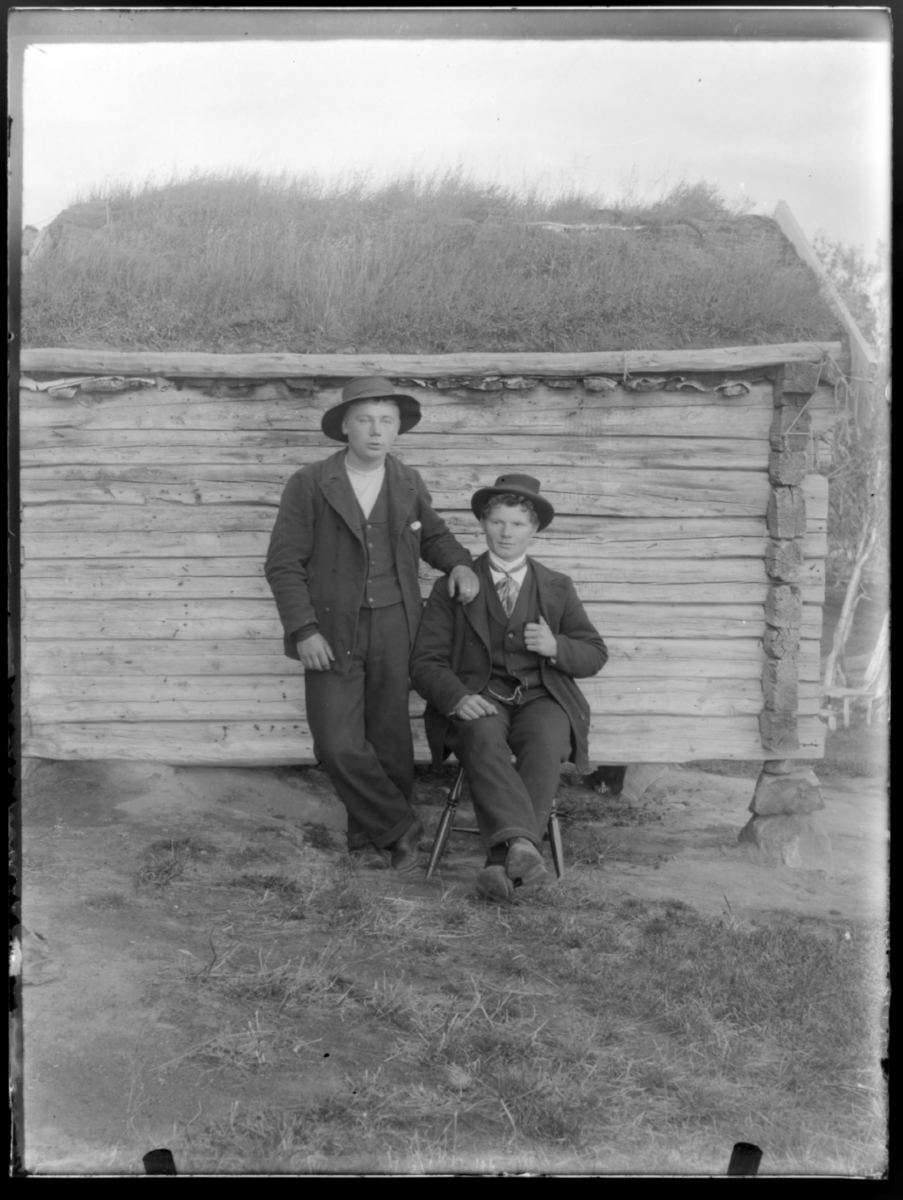 Hans Ellila og en veiarbeider fotografert i 1901. I folketellingen i år 1900 ,for Tana, er Hans Ellila oppført som sønn, ugift fisker og gårdsbarbeider, født 1881 i Tana. Hans far er Karl Ellila, gårdbruker og laksefisker, født 1845 i Finland. Moren er Grethe Henriksdatter, født 1841 i Finland. Han har en bror, John Lelila, født 1884 i Tana. 

