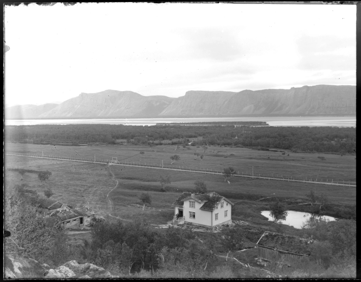 Bildet er tatt fra fjellet ned mot gården Nedre Birkelund
