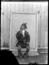 Samisk mann i kofte fotografert foran en lys bygning