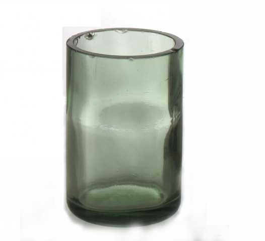 Kjøkkenglass. Rett sylindrisk glass, gulgrønt gods, laget av flaske, merket M 6(?). Bunn svakt buet.