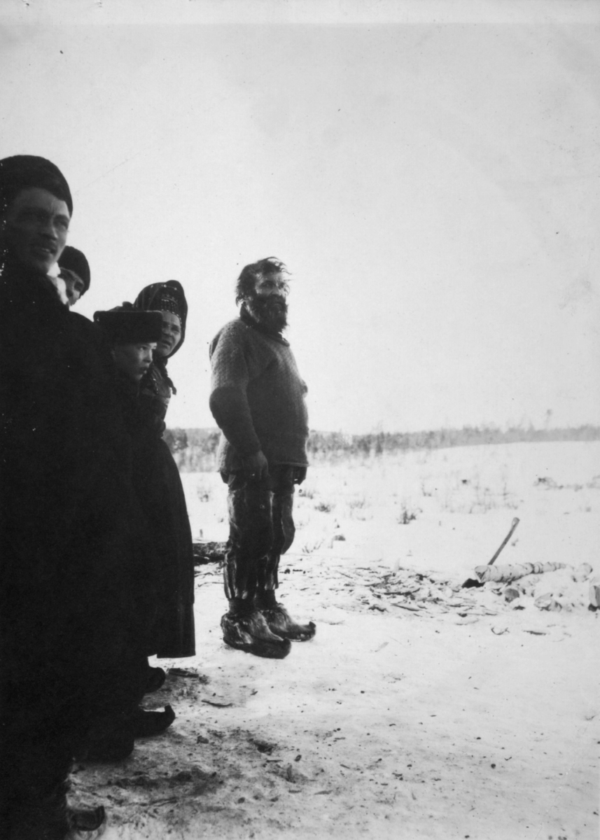 'Sunjel-skolter.' Skoltesamer i Sunjel i Murmansk fylke i Russland. Kledt i skaller og skinnbukser. En mann har på seg en strikket ullgenser.
