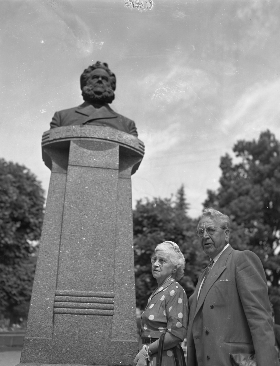 Vardens arkiv. "Norsk amerikanerne Eugene og Jenny Jacobsen" 25.07.1953