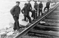 Flommen i 1938 : banearbeidere sikrer jernbanelinjen ved Vin