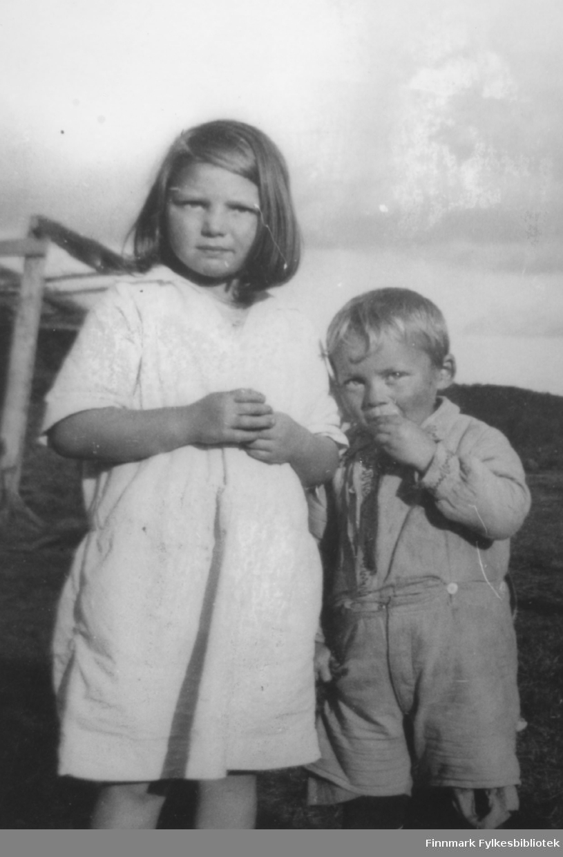 Grethe og Markus Sivertsen fotografert på Veines i Øvre Neiden, ca. 1931-1932