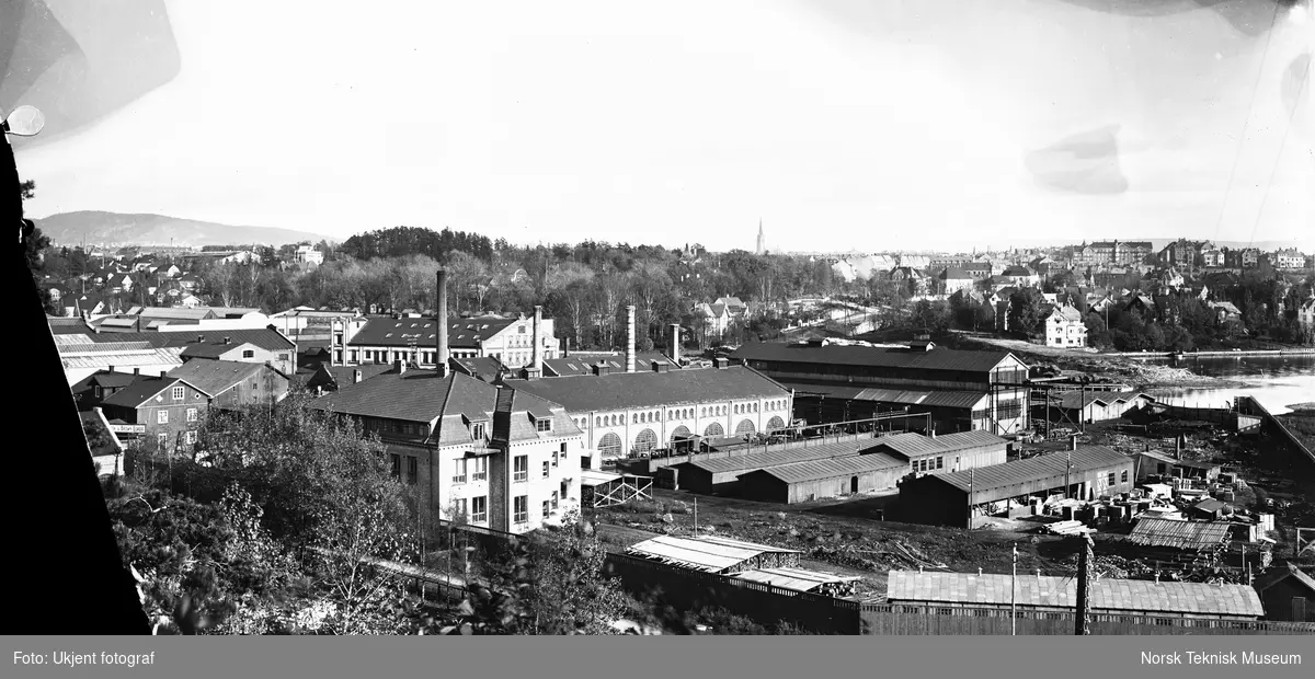 Norsk Elektrisk & Brown Boveris fabrikk på Skøyen. I bakgrunnen sees Frognerkilen og byen.