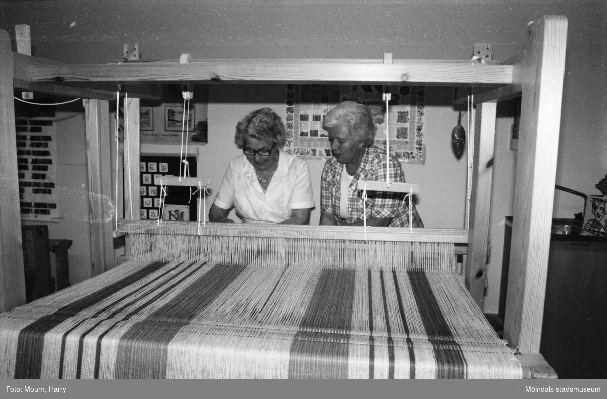 Pensionärsverksamheten kallad "Hobbyn" vid Våmmedalsvägen i Kållered, år 1983. Två kvinnor sitter och väver.

För mer information om bilden se under tilläggsinformation.