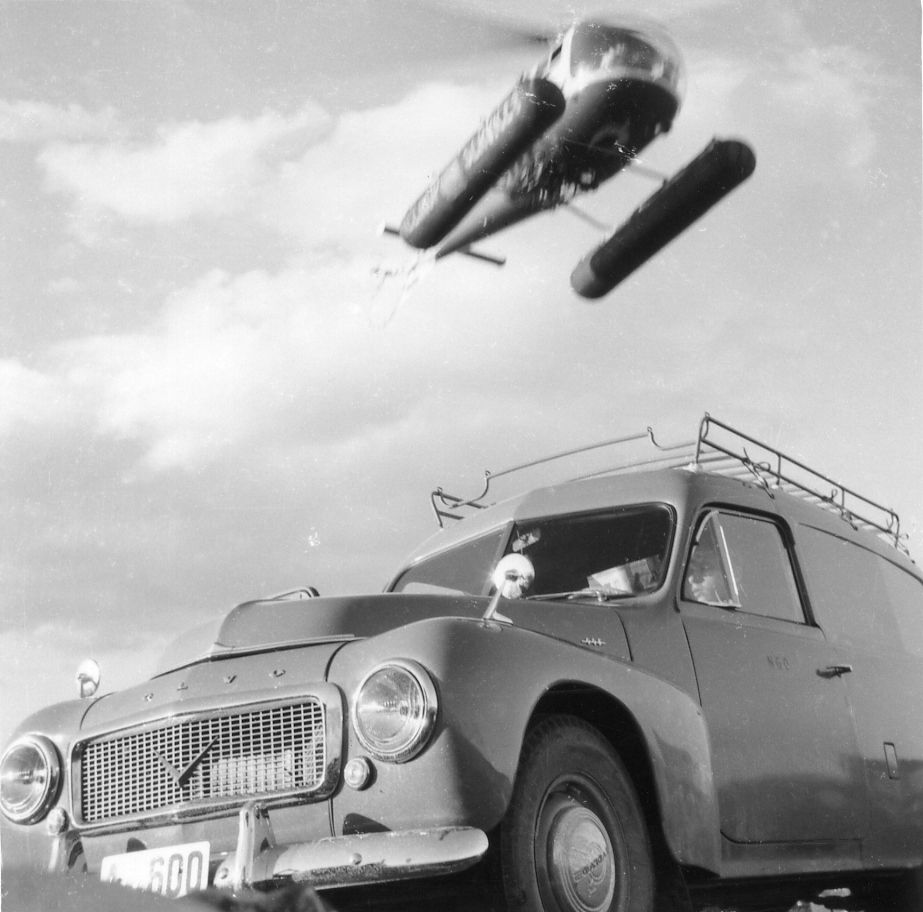 GEODESI, Trilaterasjon (tellurometermåling): Helikopter og bil på Svenskegrensen, år 1958