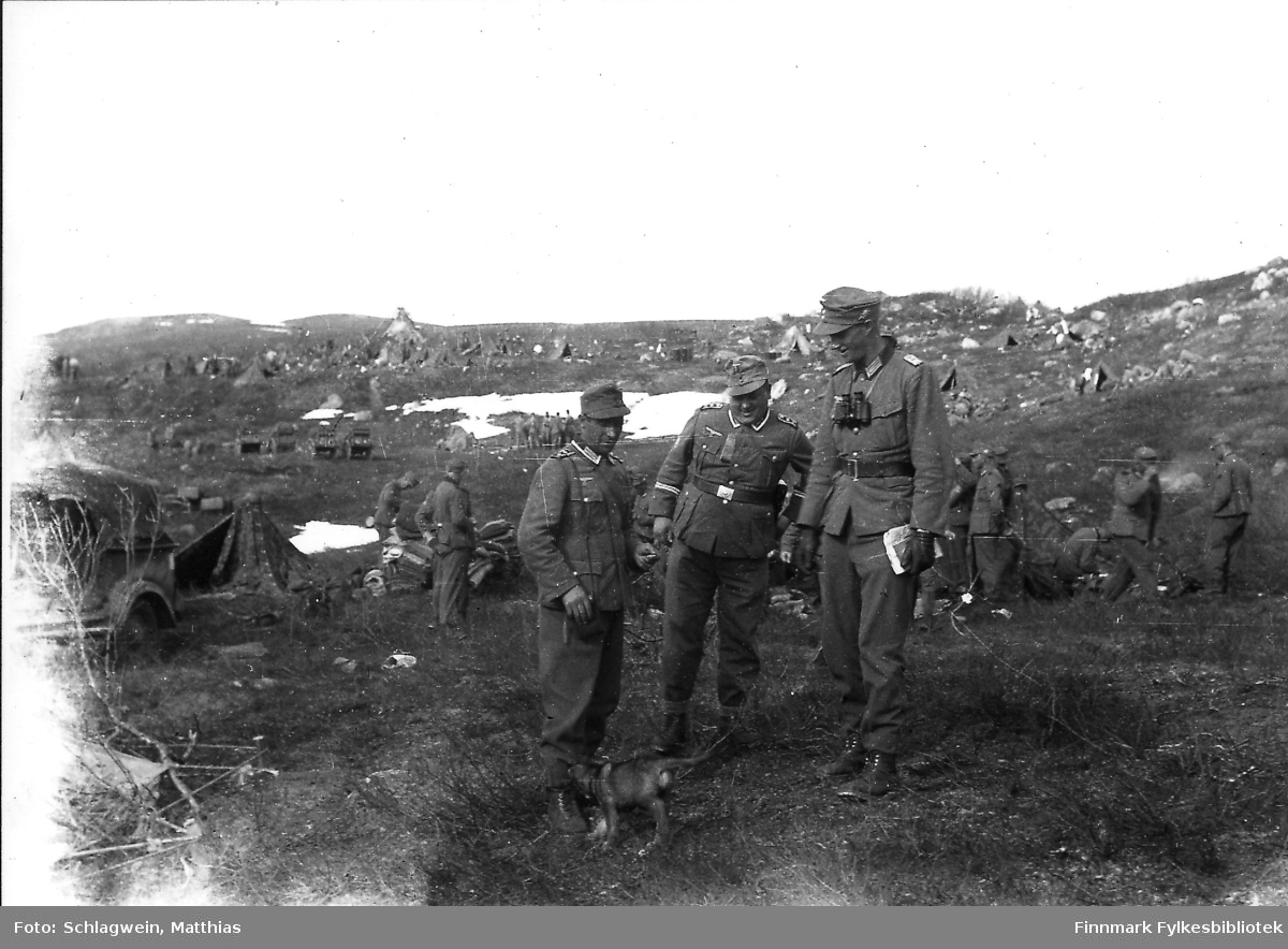 Tyske soldater på øvelse i området ved Sydvarangers anlegg i Kirkenes (eller lenger øst mellom Petsamo og Litsa?).  Leirslaging på fjellet, april/mai 1941.