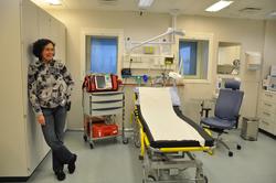 Sykepleier i sykestuen på Valhall PH.  Her finnes ulikt utst